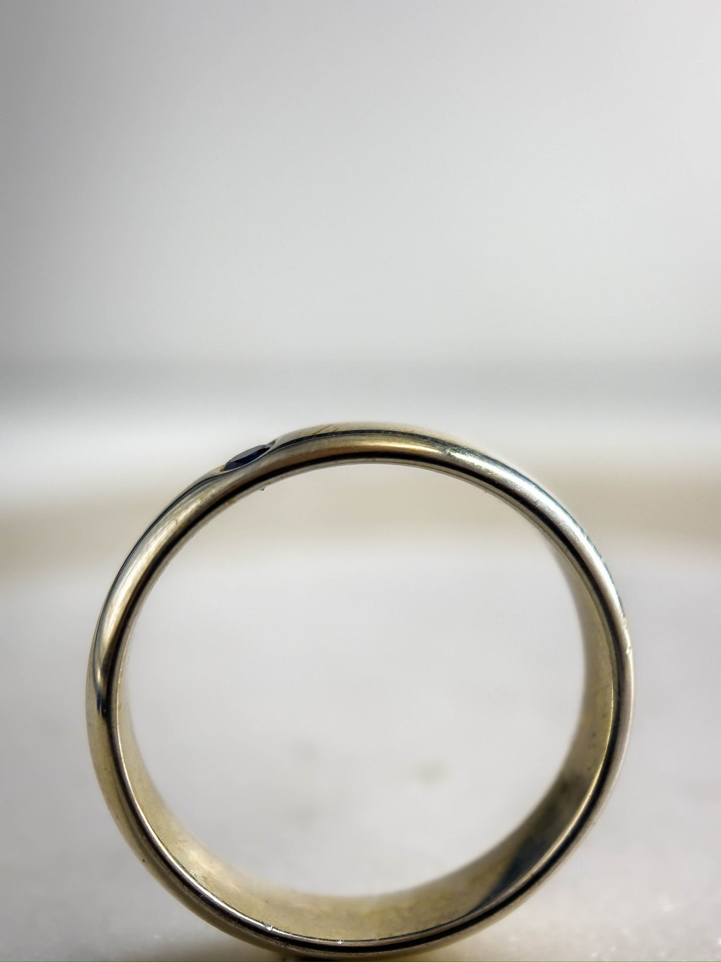 Argolla en plata con zafiro azul