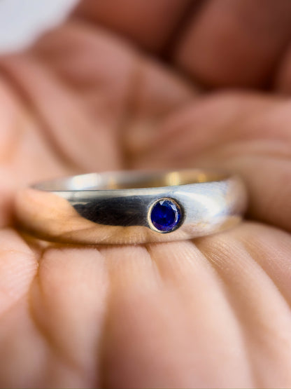 Argolla en plata con zafiro azul