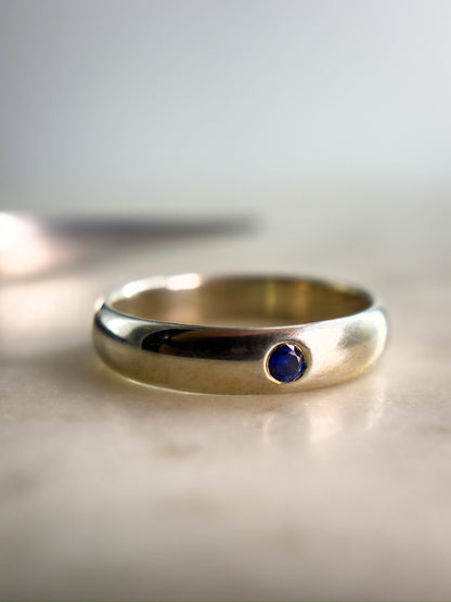 Argolla en plata con zafiro azul