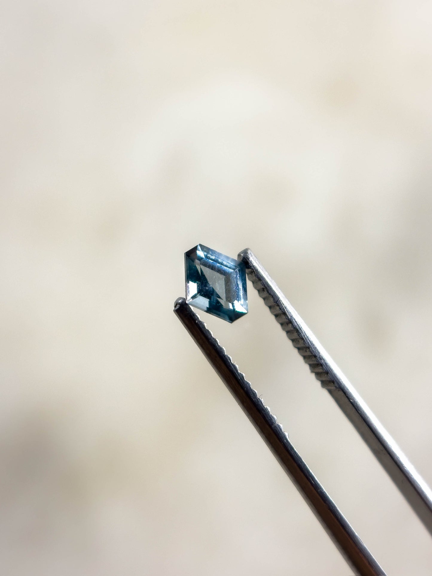 Gem drop #1: Espinela gris en corte fancy hexagonal