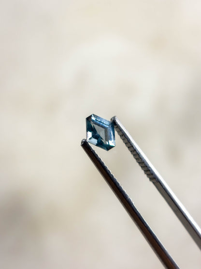 Gem drop #1: Espinela gris en corte fancy hexagonal