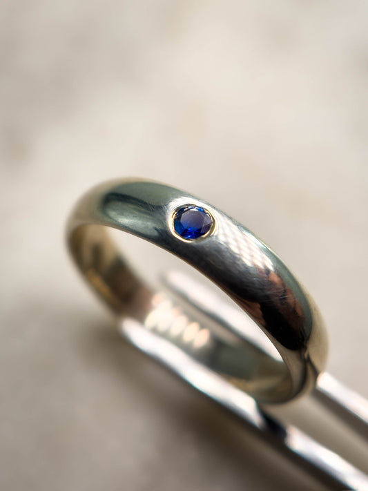 Argolla en plata con zafiro azul