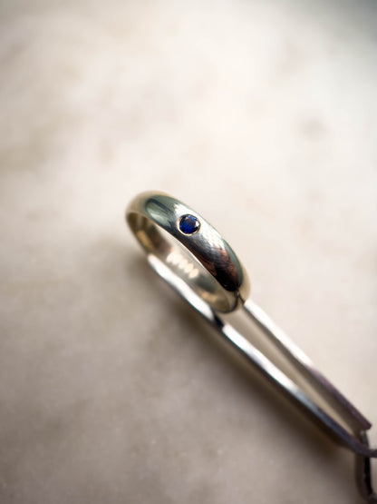 Argolla en plata con zafiro azul