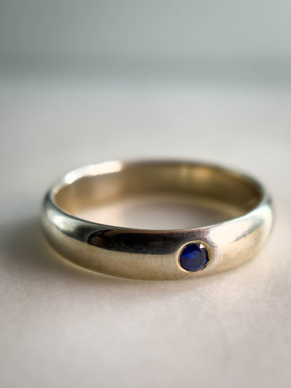 Argolla en plata con zafiro azul