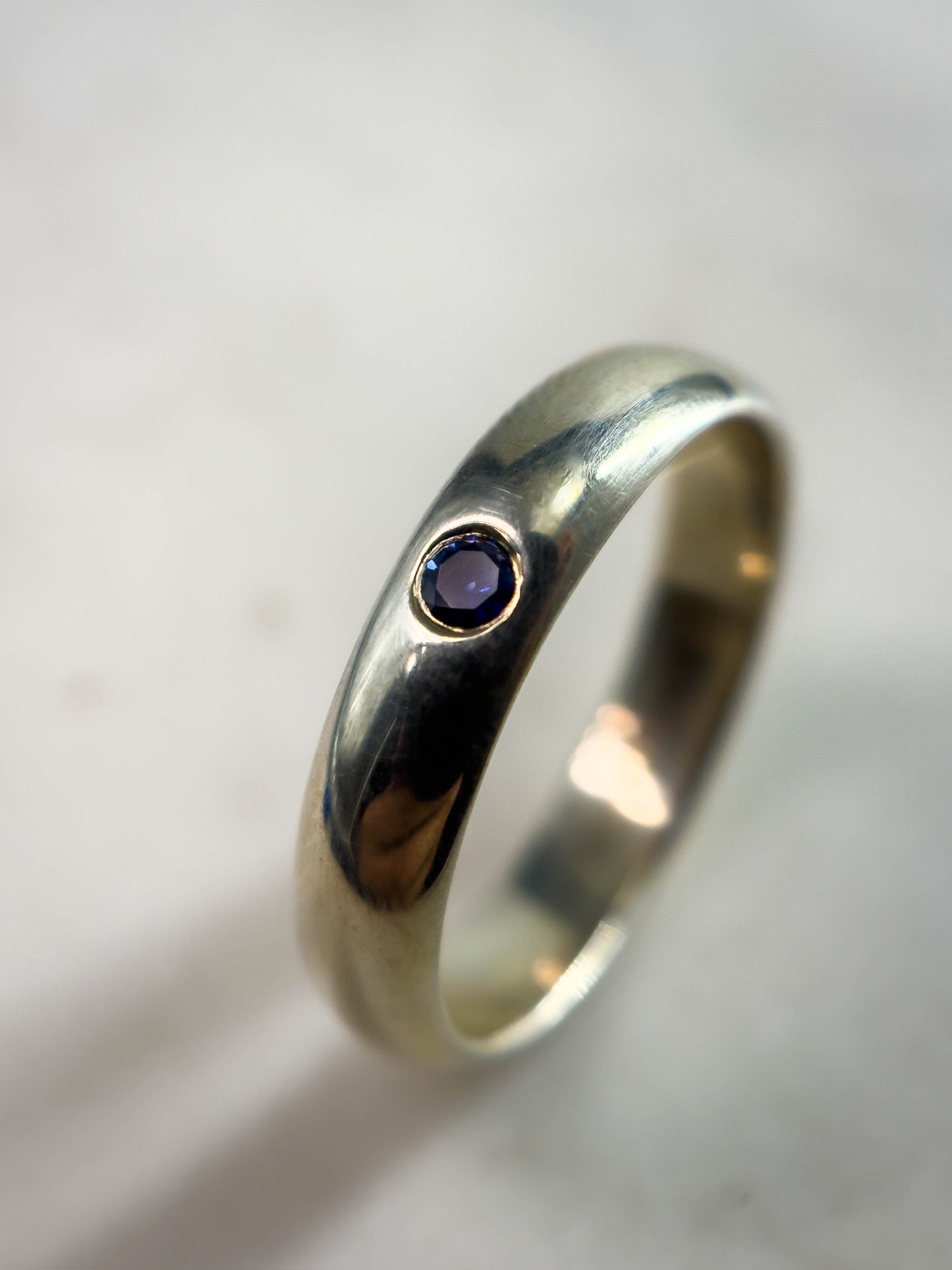 Argolla en plata con zafiro azul