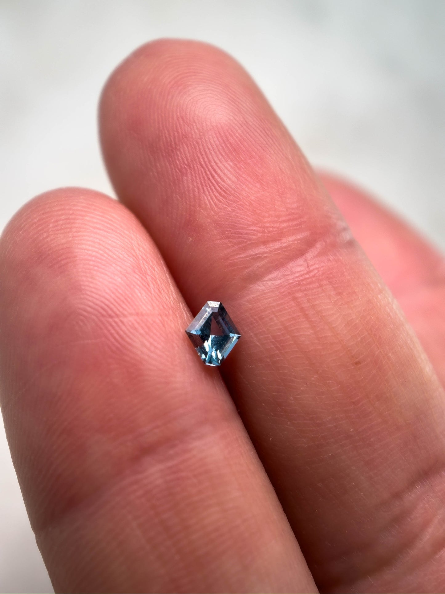 Gem drop #1: Espinela gris en corte fancy hexagonal