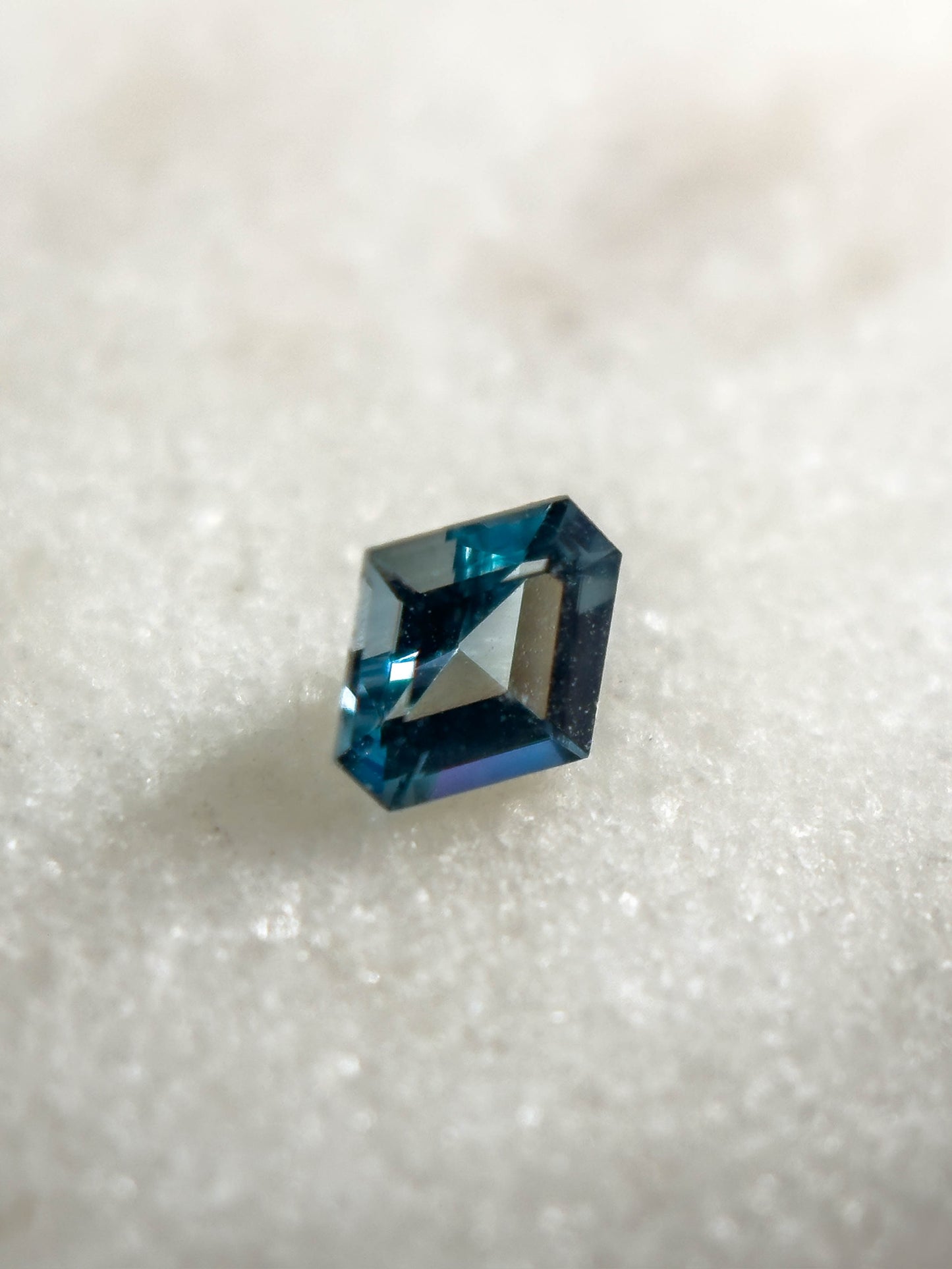 Gem drop #1: Espinela gris en corte fancy hexagonal