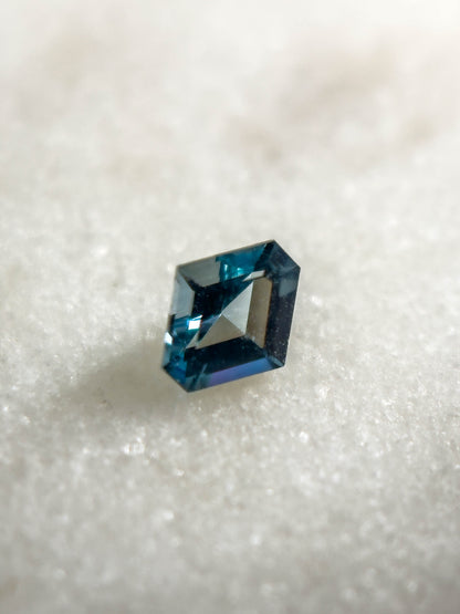 Gem drop #1: Espinela gris en corte fancy hexagonal