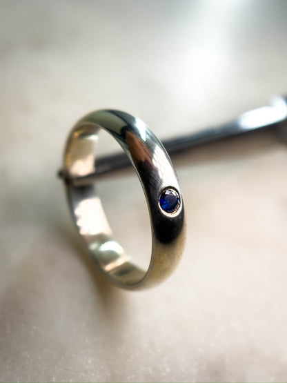 Argolla en plata con zafiro azul